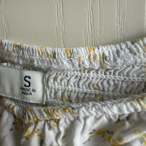 Hollister white and yellow floral puff-sleeve smocked crop top - Picture 4 of 4